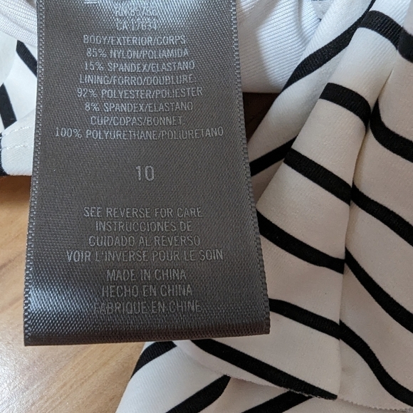 😊 Vince Camuto one piece black white striped swimsuit with ruffled straps sz 10 - Picture 9 of 9